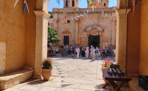 Chania Old Town Tour with Viewpoint and Wine Tasting