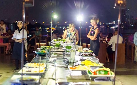 Bangkok Arrival Transfer with Dinner Cruise Option