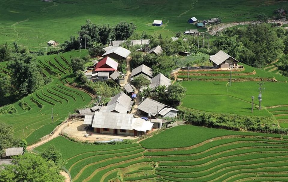 From Hanoi: 2-Day Sa Pa Homestay Trekking Tour by Cabin Bus