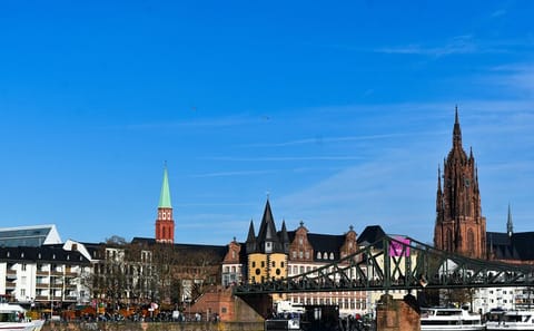 Private 10-Hour Cultural Tour of Frankfurt with Photography