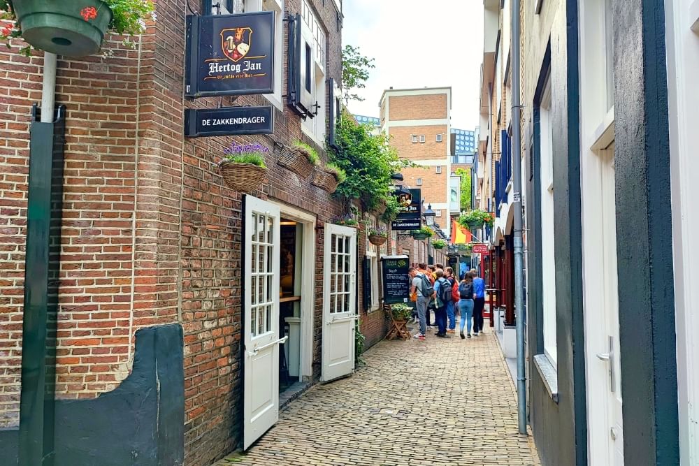 Close-up of Zakkendragerssteeg along the route of the Utrecht scavenger hunt City Detective.