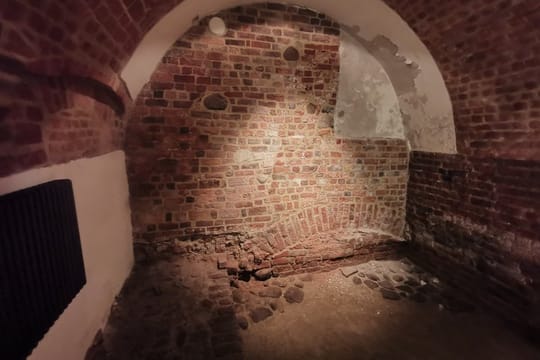 Hidden Medieval Gems of Cathedral Island Private Tour