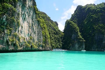 Phi Phi & Maya Bay PREMIUM Trip by Speedboat: Full Food & Pickup