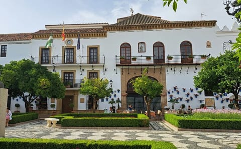 Málaga and Marbella Full-Day Cultural Tour with Photography