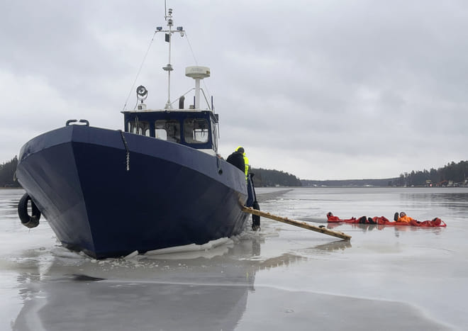 We go with either hovercrafts or steel boats on the ice according to weather and wind. Watching the ice breaking is great fun too! 
