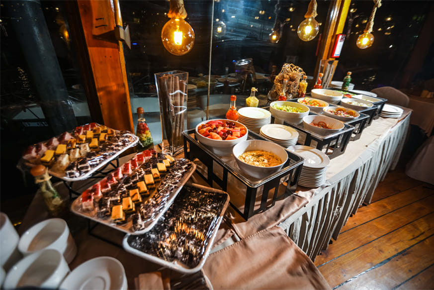 Dubai Dhow Marina Cruise: “From Traditional Charm to Modern Luxury”