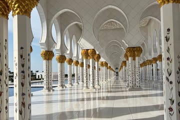 Abu Dhabi Tour: Sheikh Zayed Grand Mosque and Ferrari World