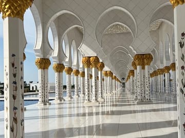 Abu Dhabi Tour: Sheikh Zayed Grand Mosque and Ferrari World