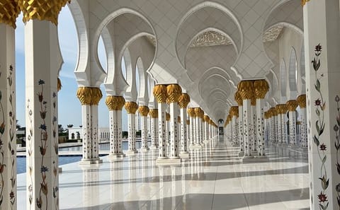 Abu Dhabi Tour: Sheikh Zayed Grand Mosque and Ferrari World