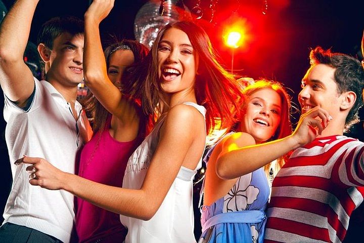 Buenos Aires Nightlife Pub Crawl: Free Pizza, Drinks & Club Access