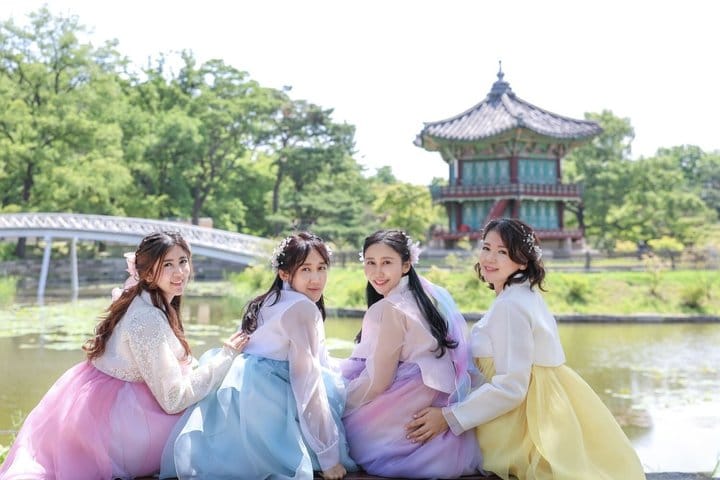 Korea hanbok private photoshoot in gyeongbokgung palace (family/group)