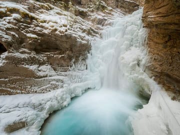 Lake Louise and Johnston Canyon Icewalk Tour from Banff