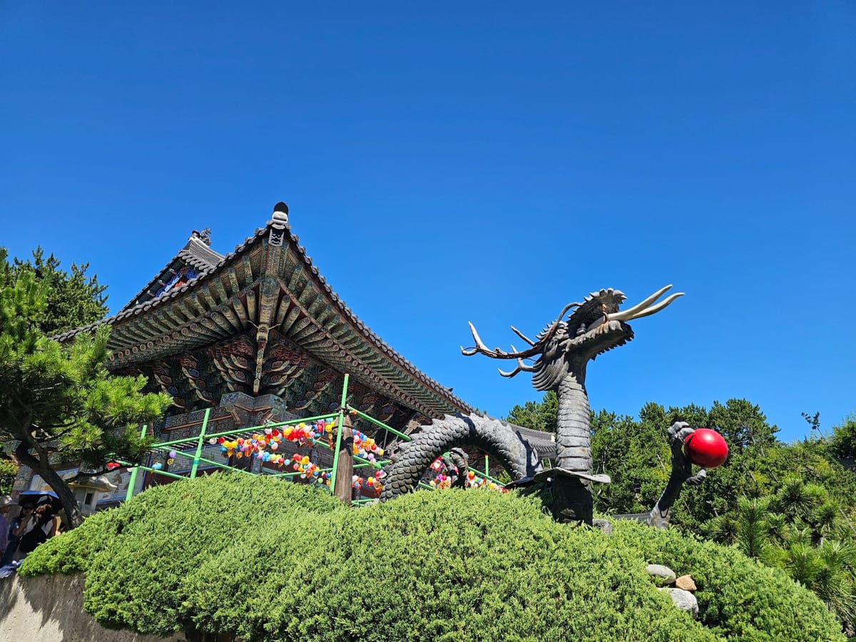 Dragon King statue facing the sea at Yonggungsa