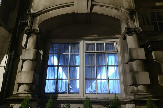 Haunted tour in London with Questo: the lights are on, but the secrets are kept in dark.