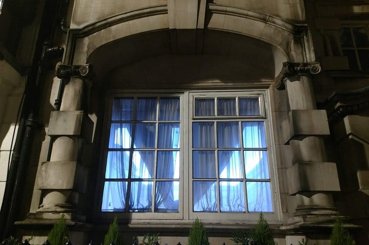 Haunted tour in London with Questo: the lights are on, but the secrets are kept in dark.
