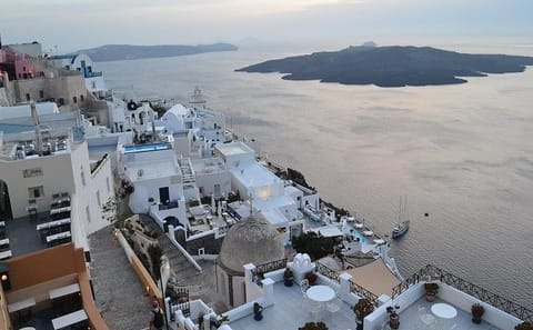 Fira to Oia: 4-Hour Cultural Tour of Santorini