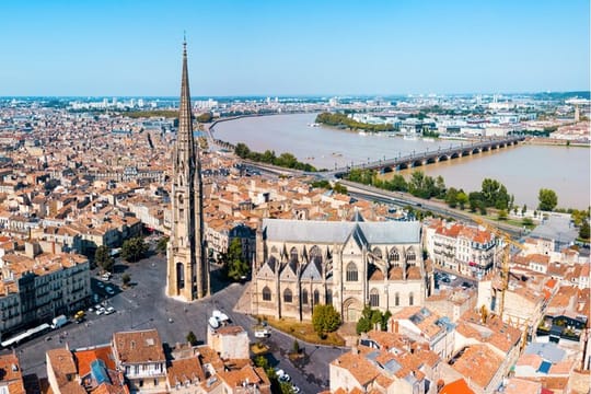 Bordeaux Old Town Exploration Game and Private Tour