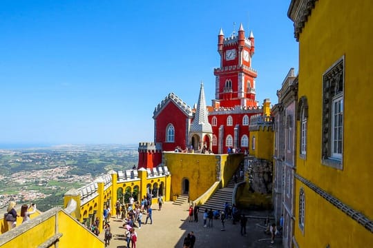 Sintra, Pena Palace, Quinta da Regaleira & Cascais Group Tour