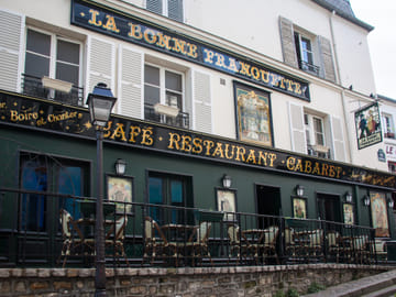 Montmartre Guided Tour with Dinner and Cabaret Show