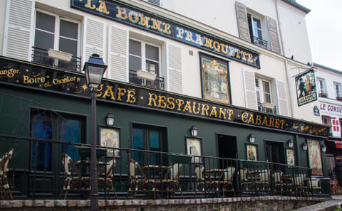 Montmartre Guided Tour with Dinner and Cabaret Show