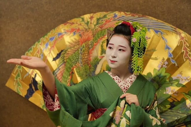 The Art of Geisha: Exclusive Show & Gion Walking Tour