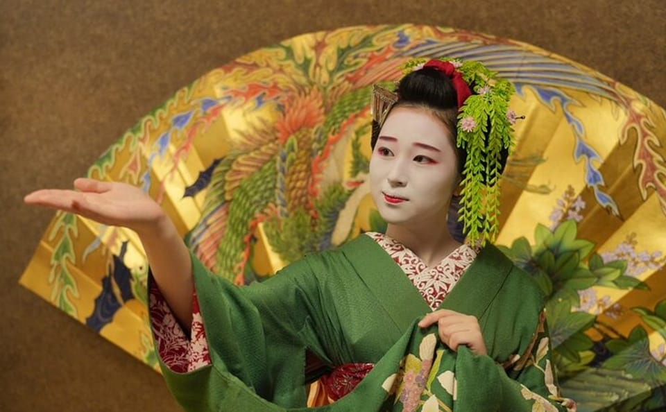 The Art of Geisha: Exclusive Show & Gion Walking Tour