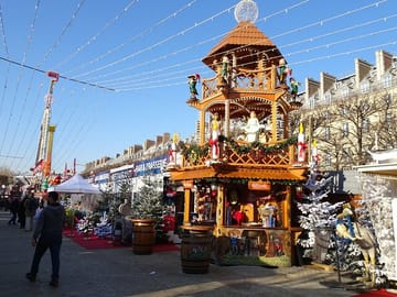 Walking Tour of Paris Holiday Markets and Iconic Landmarks
