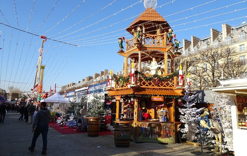 Walking Tour of Paris Holiday Markets and Iconic Landmarks