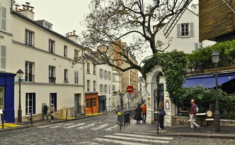 Montmartre Photoshoot Experience in Paris for Lasting Memories