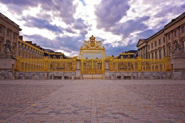 VIP Open Deck Bus Experience in Paris with Cruise and Versailles 10