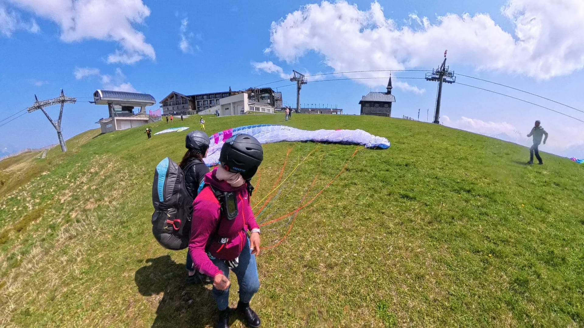 tandem pilot and passenger befor taking off