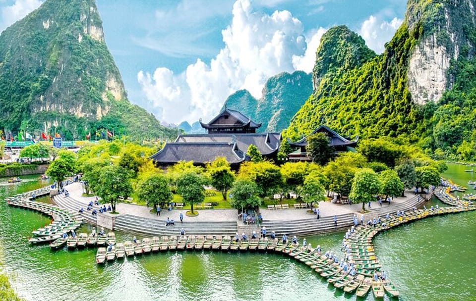 1 Day Luxury Tour in Bai Dinh, Trang An and Mua Cave from Hanoi