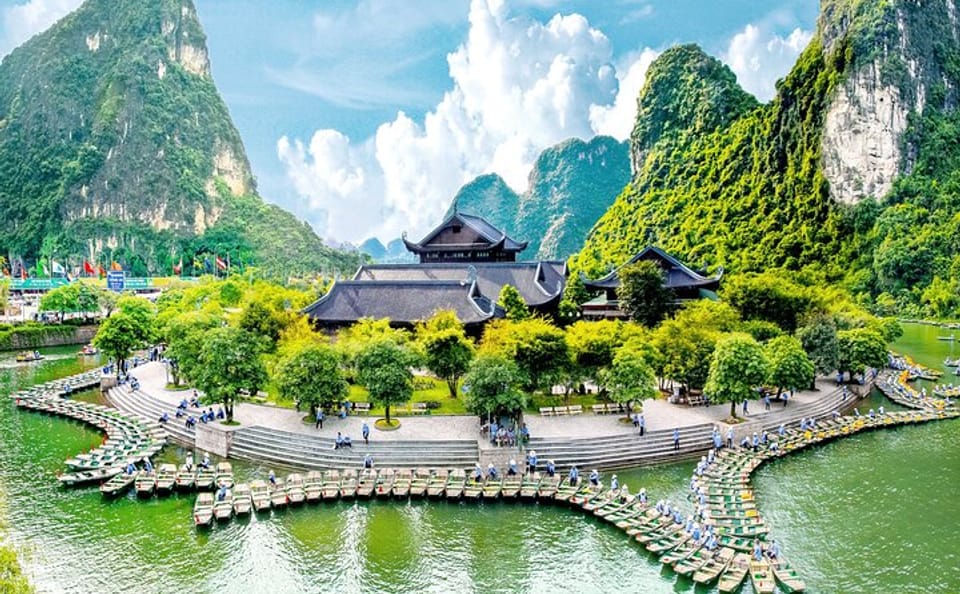 Luxury Day Tour of Bai Dinh, Trang An, and Mua Cave from Hanoi