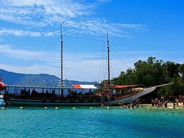 Boat Tour of Angra dos Reis' Stunning Beaches