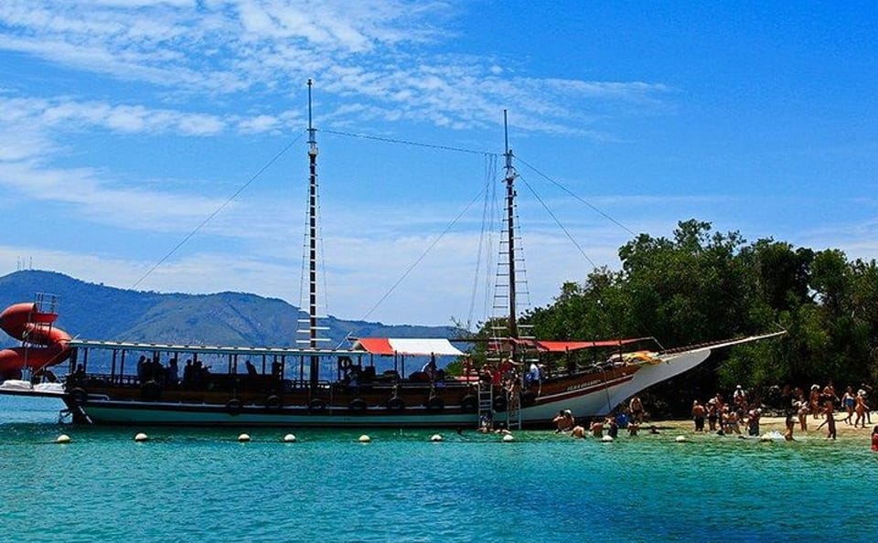 Boat Tour of Angra dos Reis' Stunning Beaches