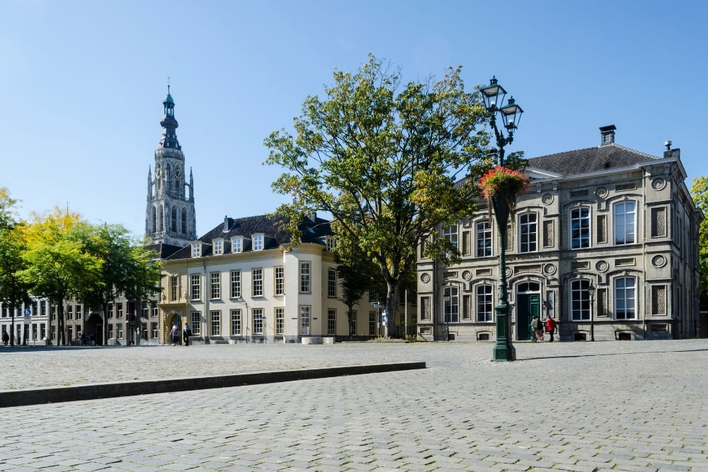 Street view of Kasteelplein during the outdoor escape game City Detective.