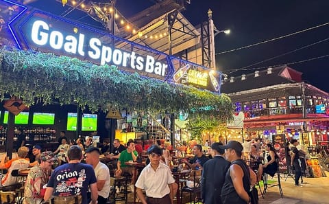 Night Market and Pub Street Walking Tour in Siem Reap