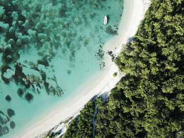 Speedboat Tour of Five Islands with Lunch in Trou d'Eau Douce