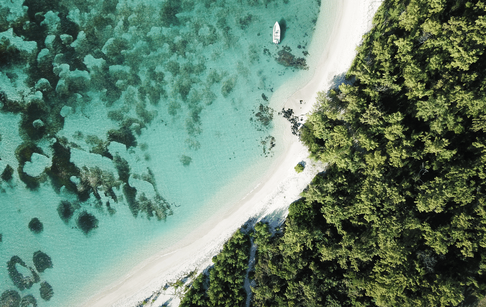 Speedboat Tour of Five Islands with Lunch in Trou d'Eau Douce