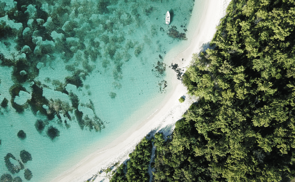Speedboat Tour of Five Islands with Lunch in Trou d'Eau Douce
