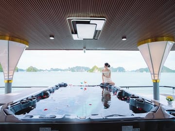 Luxury Ha Long Bay Cruise with Jacuzzi and Kayaking