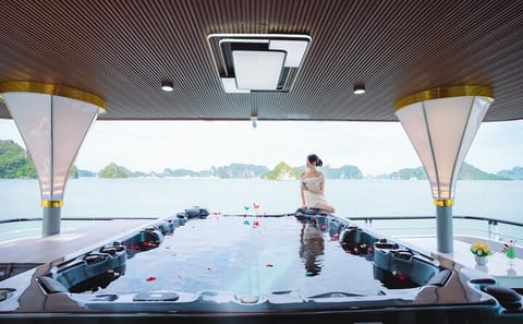 Luxury Ha Long Bay Cruise with Jacuzzi and Kayaking