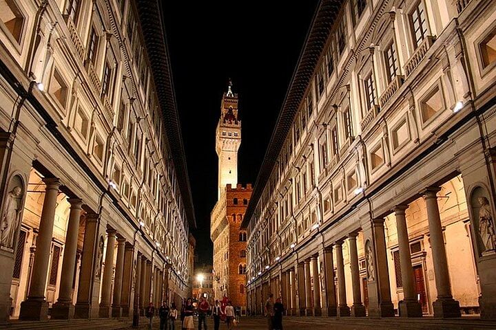 Night view of the Piazzale degli Uffizi with Palazzo Vecchio in the background