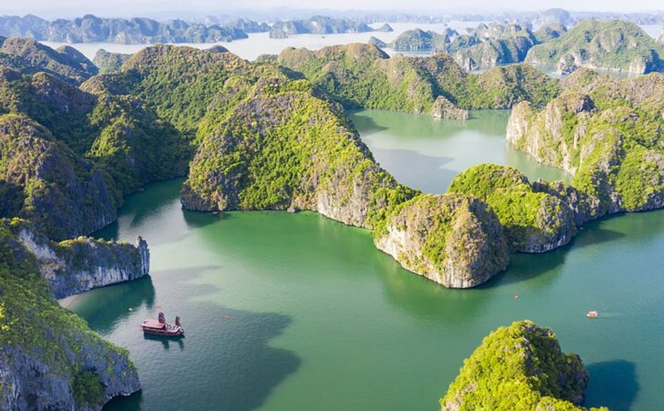 Deluxe 2-Day Cruise with Kayaking in Lan Ha Bay, Vietnam