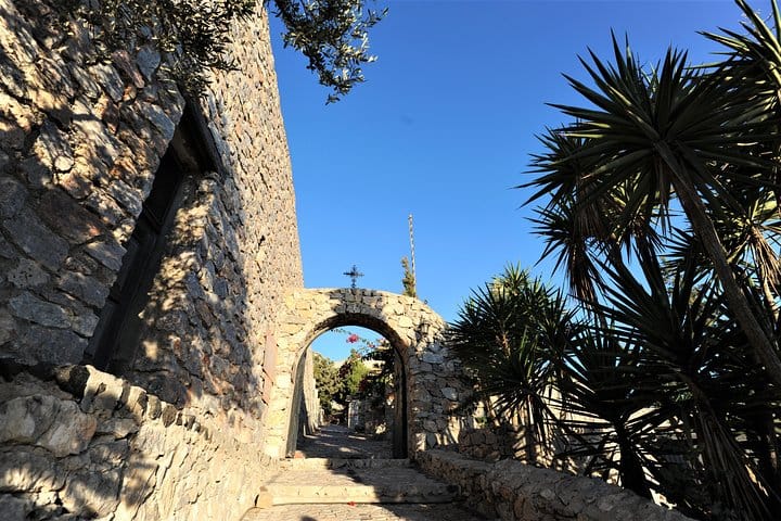 Santorini 5 Hour Private Oia Tour & Lunch/Dinner at a Local Farm