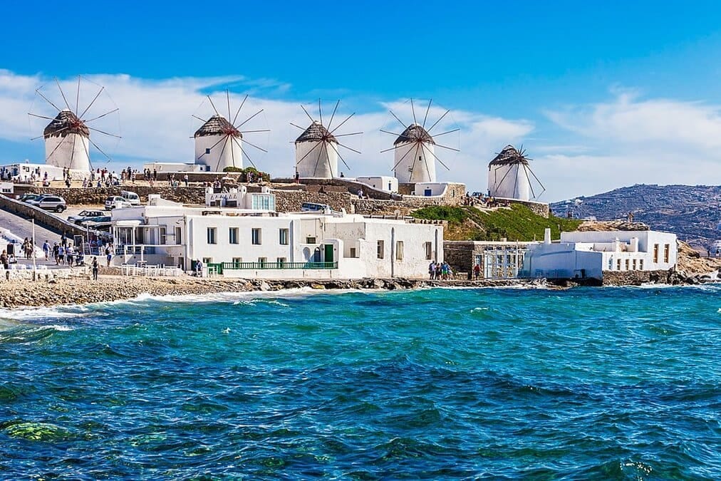Windmühlen von Mykonos mit Blick auf das Meer mit Panoramablick auf die ägäische Küste