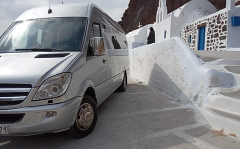 Private Sightseeing Tour of Oia and Akrotiri in Santorini