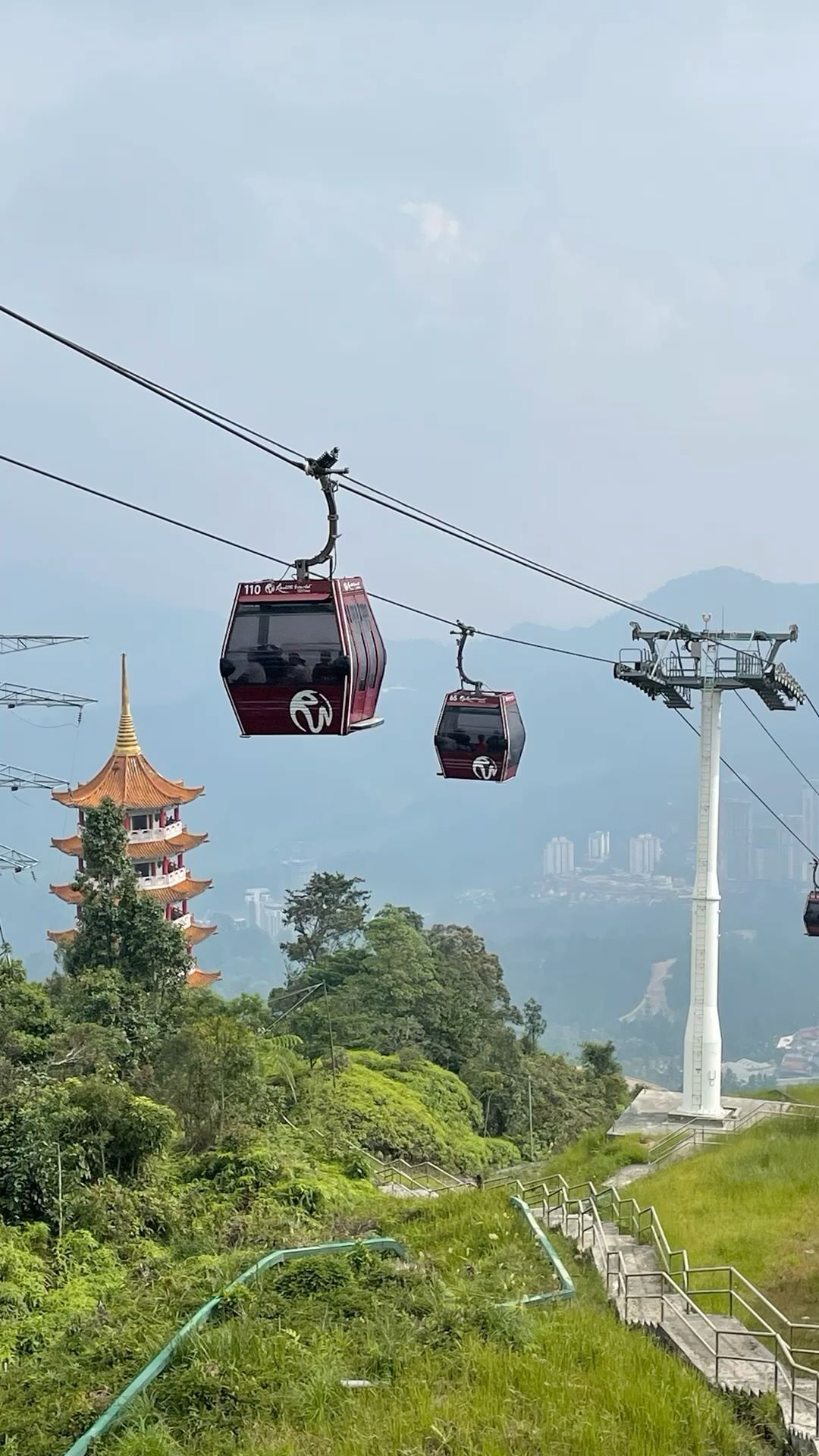 اصعد فوق الغيوم مع Awana Skyway، التلفريك الذي يمنحك رؤية بانورامية مذهلة لمرتفعات جينتنج.