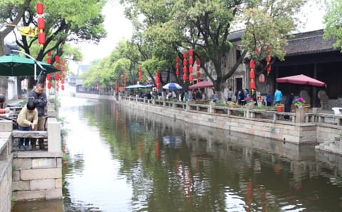 Wuxi Day Tour: Three Kingdoms City and Huishan Town