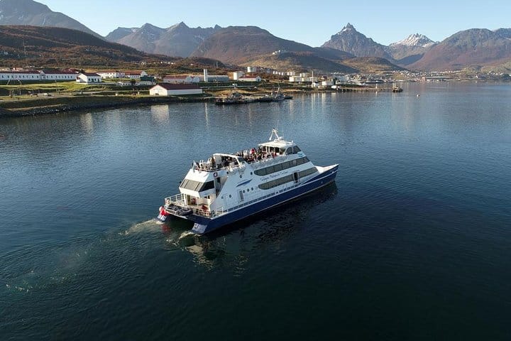 Beagle Channel Navigation with trekking at the Bridges Islands 3